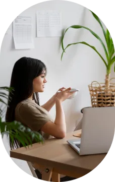 Mulher falando ao celular enquanto assina contrato digitalmente