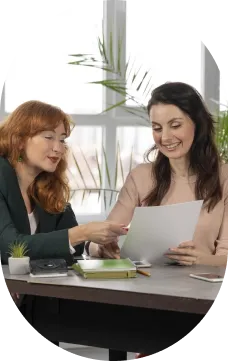 Mulher mostrando contrato em papel