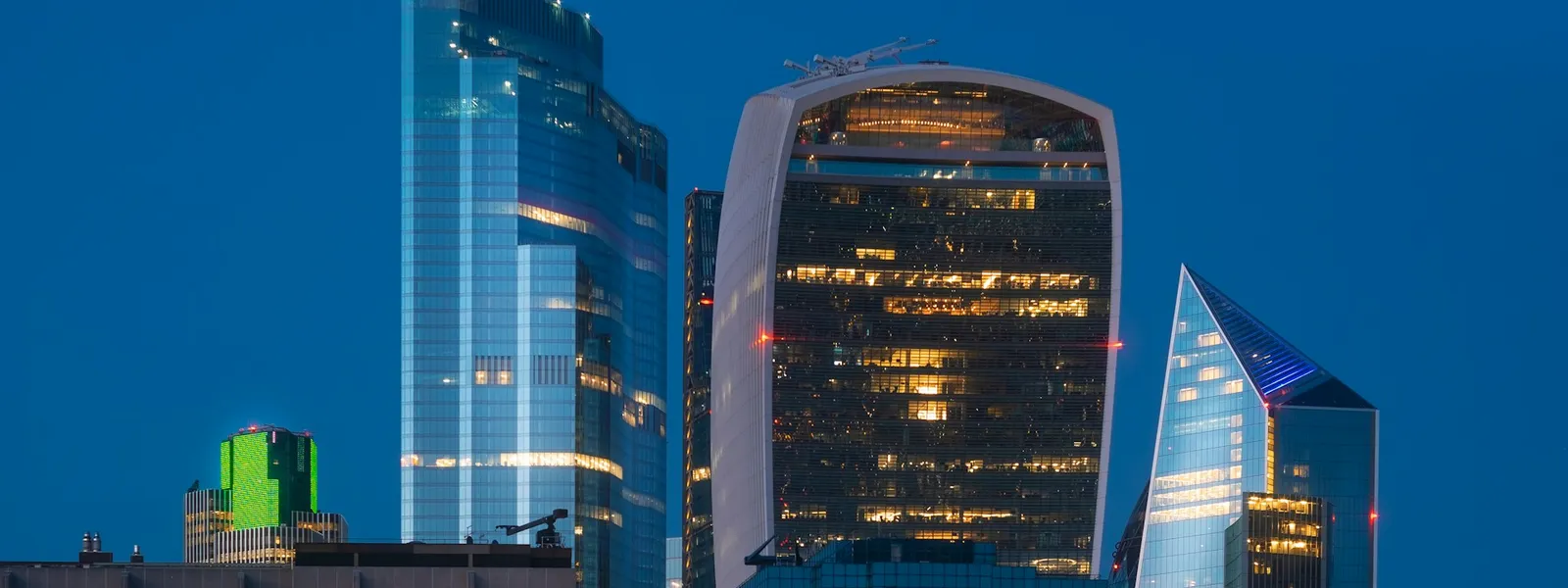 Prédios financeiros modernos com vidro e metal ao entardecer