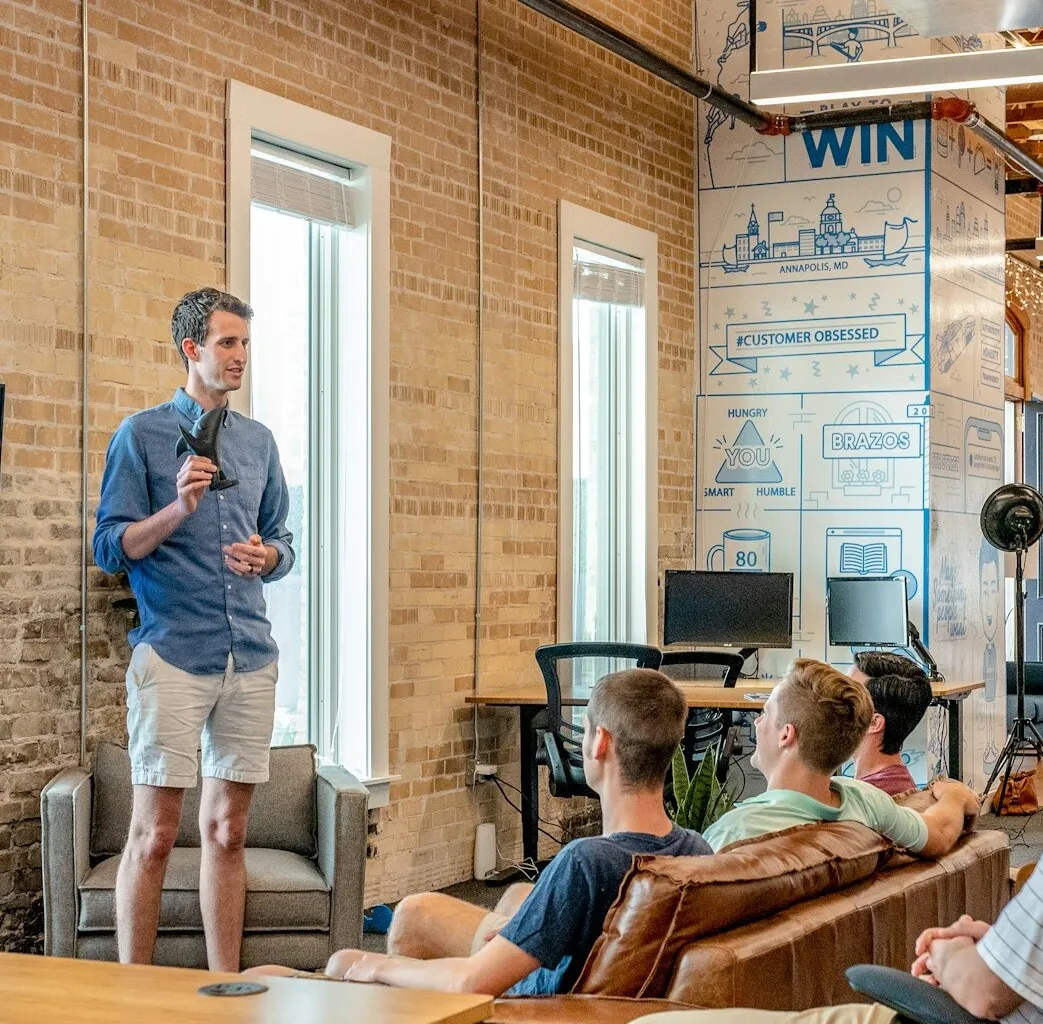Homem bem vestido com relógio de pulso sorrindo
